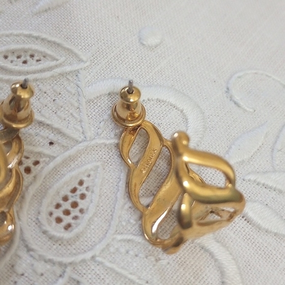 Vintage signed Napier gold tone swirl scroll semi hoop post earrings - Picture 5 of 8